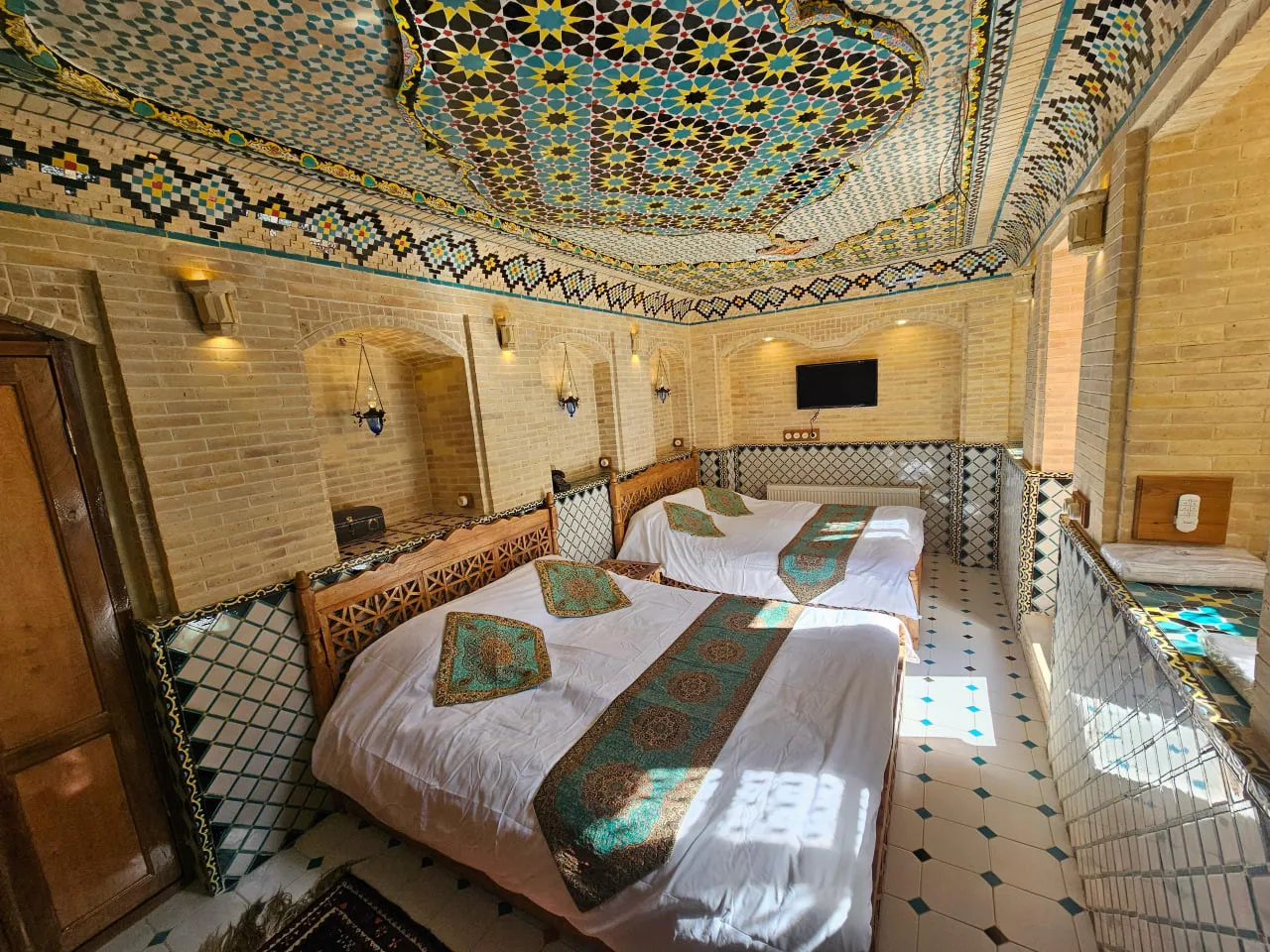 اتاق سهتخته با سقف کاشیکاری عمارت جهانشاهی