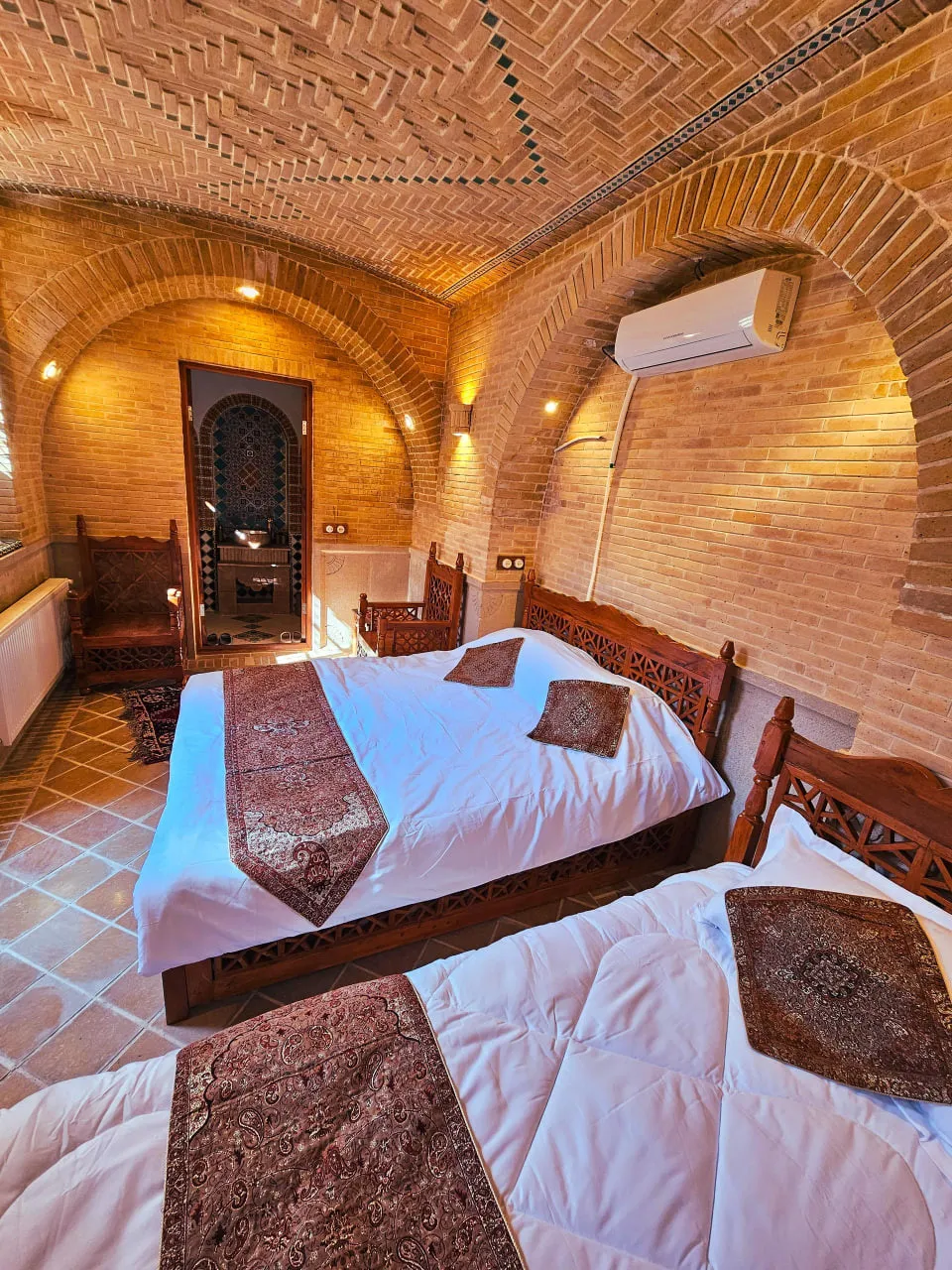 اتاق خواب سنتی عمارت جهانشاهی با طاق آجری
