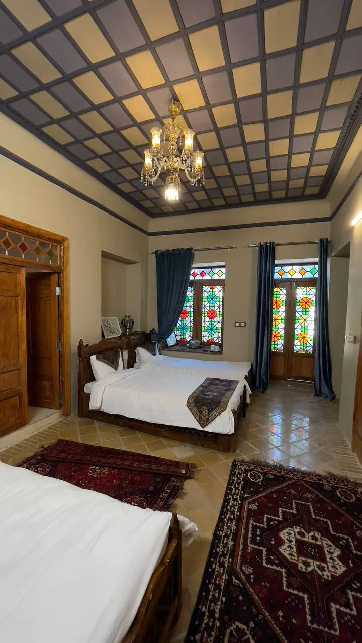 اتاق دو تخته با پنجرههای رنگی عمارت جهانشاهی