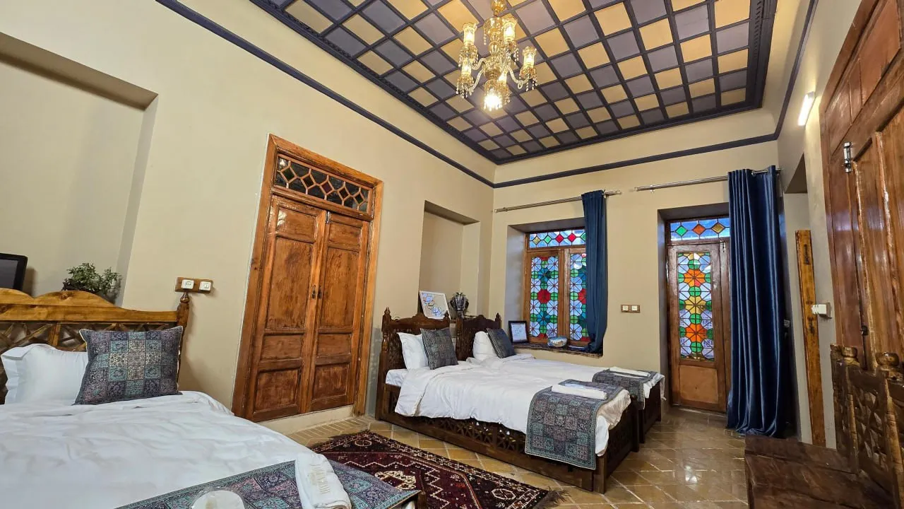 اتاق چندتخته عمارت جهانشاهی با پنجرههای رنگی