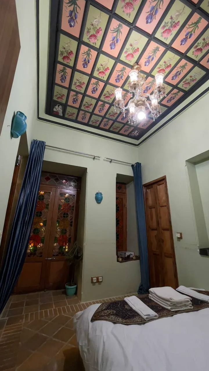 اتاق خواب عمارت جهانشاهی با سقف نقاشیشده