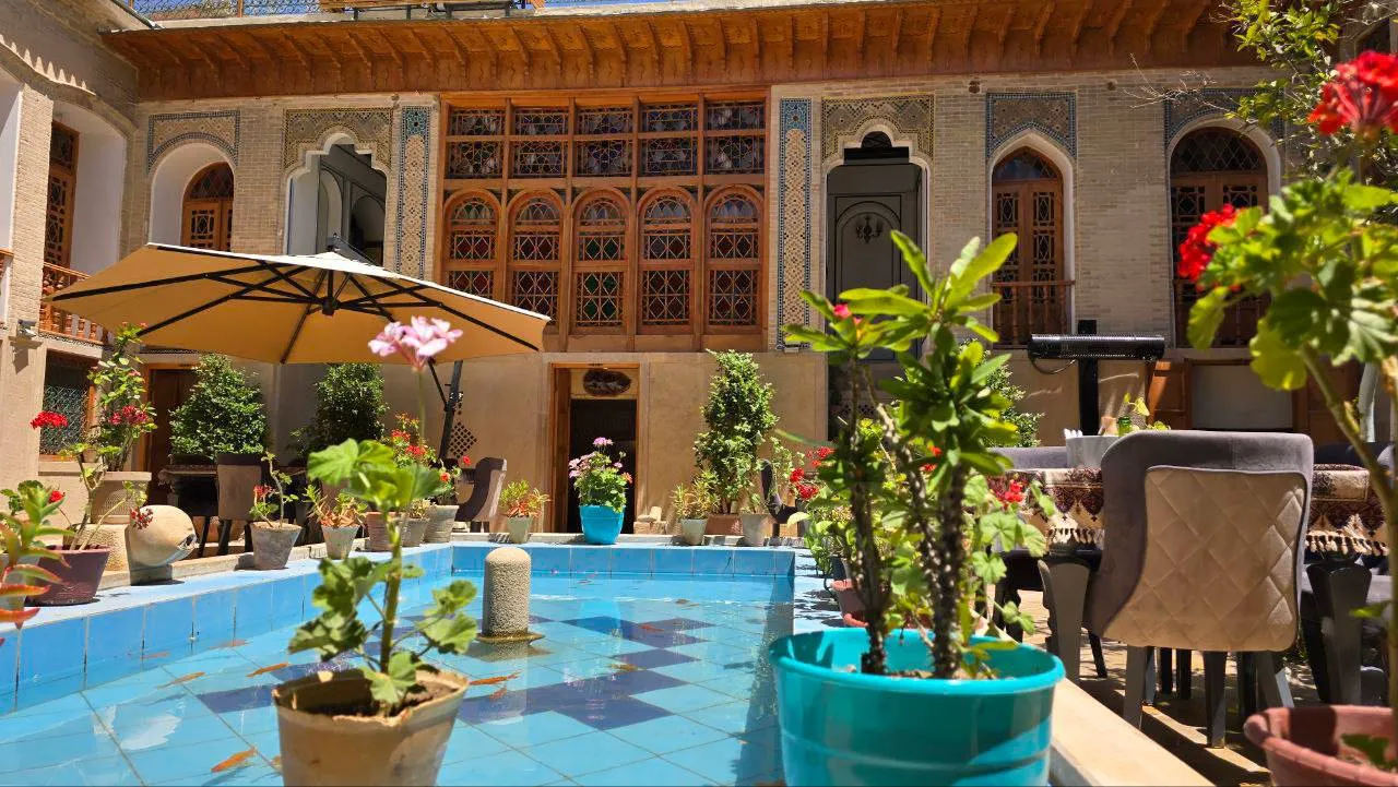 حیاط عمارت جهانشاهی با حوض آبی و گلدان