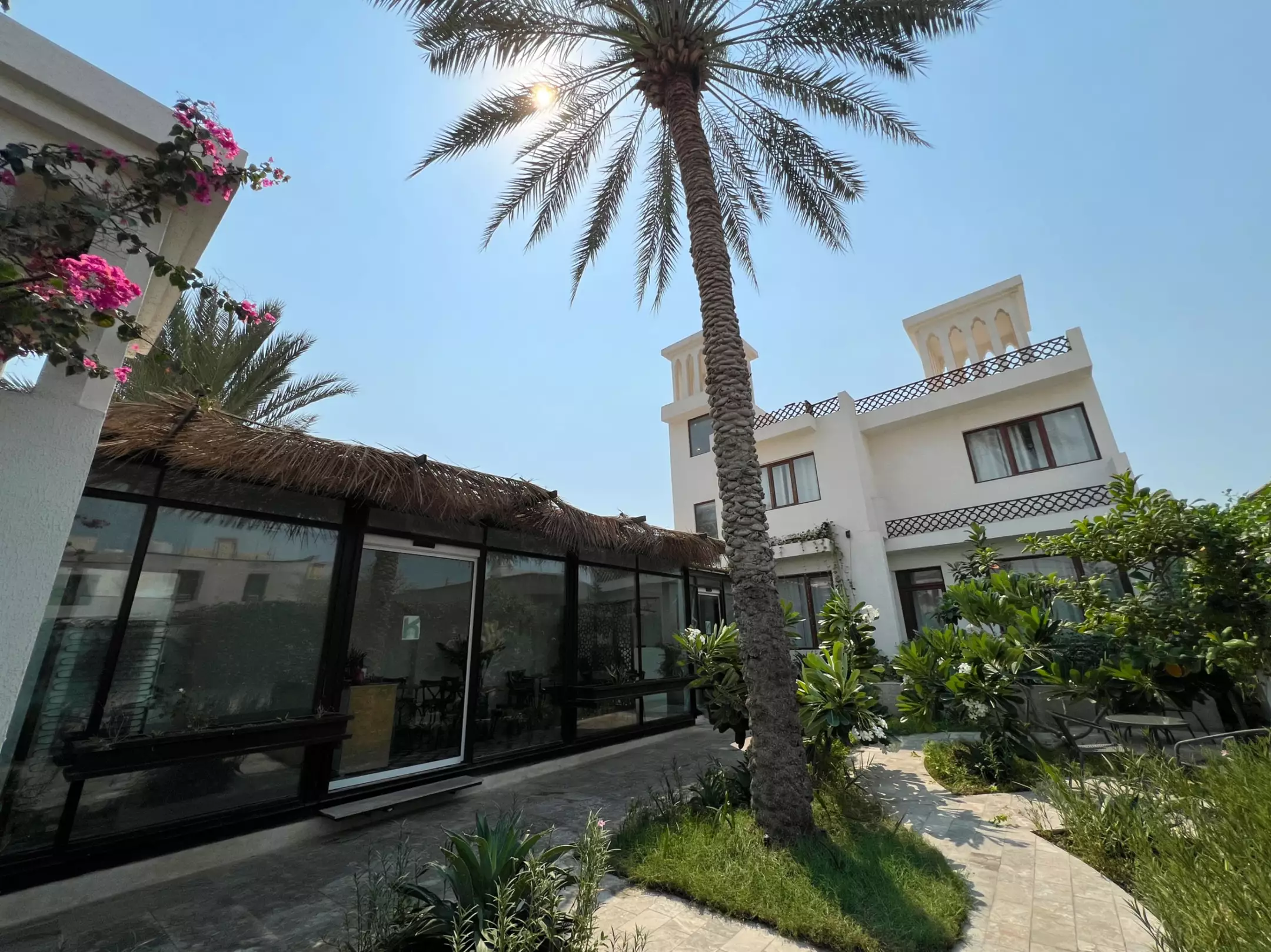 حیاط هتل کوت با نخل و ساختمان سفید