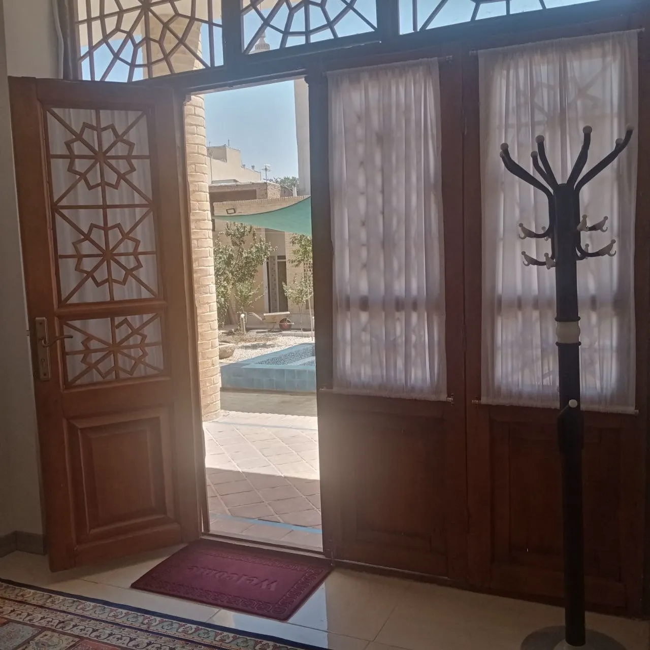 ورودی چوبی و جالباسی هتل هشت بهشت