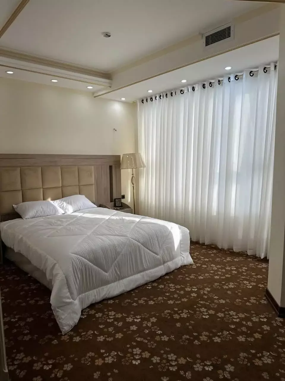 اتاق دو نفره با تخت بزرگ در هتل طلاییه