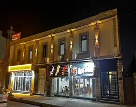 نمای شبانه ساختمان هتل زریا با چراغ‌های روشن