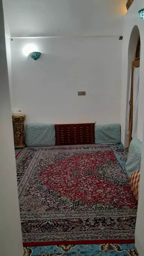 فرش ایرانی و پشتی‌های سنتی در هتل هشت