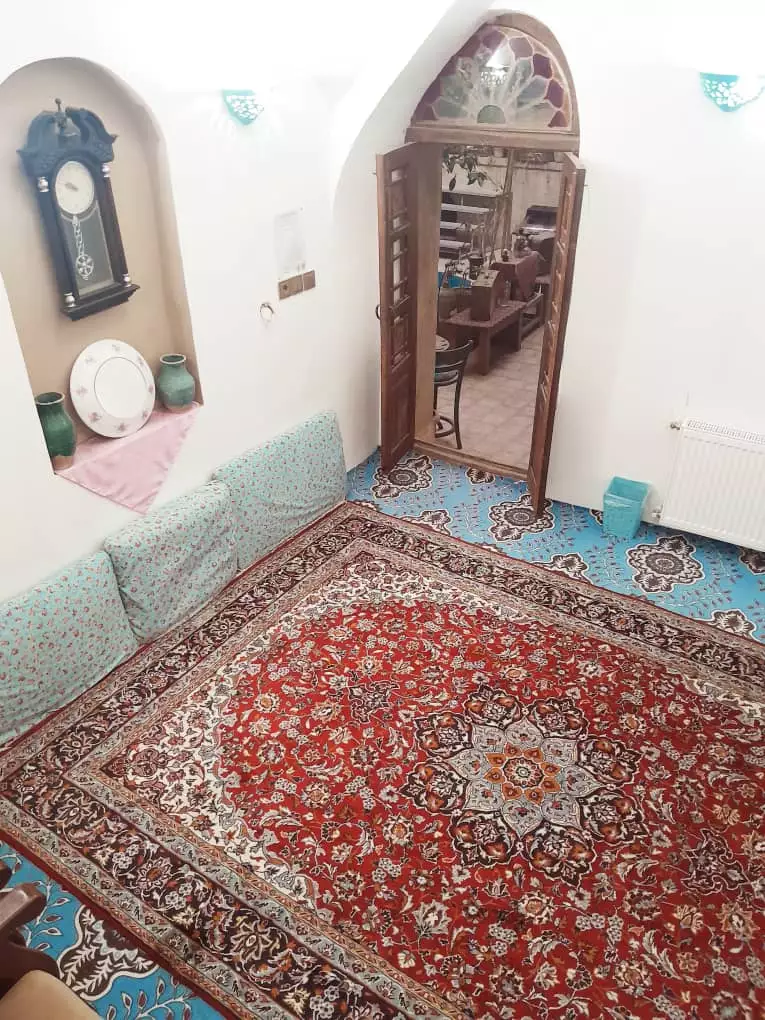 هال هتل هشت با فرش قرمز و در چوبی