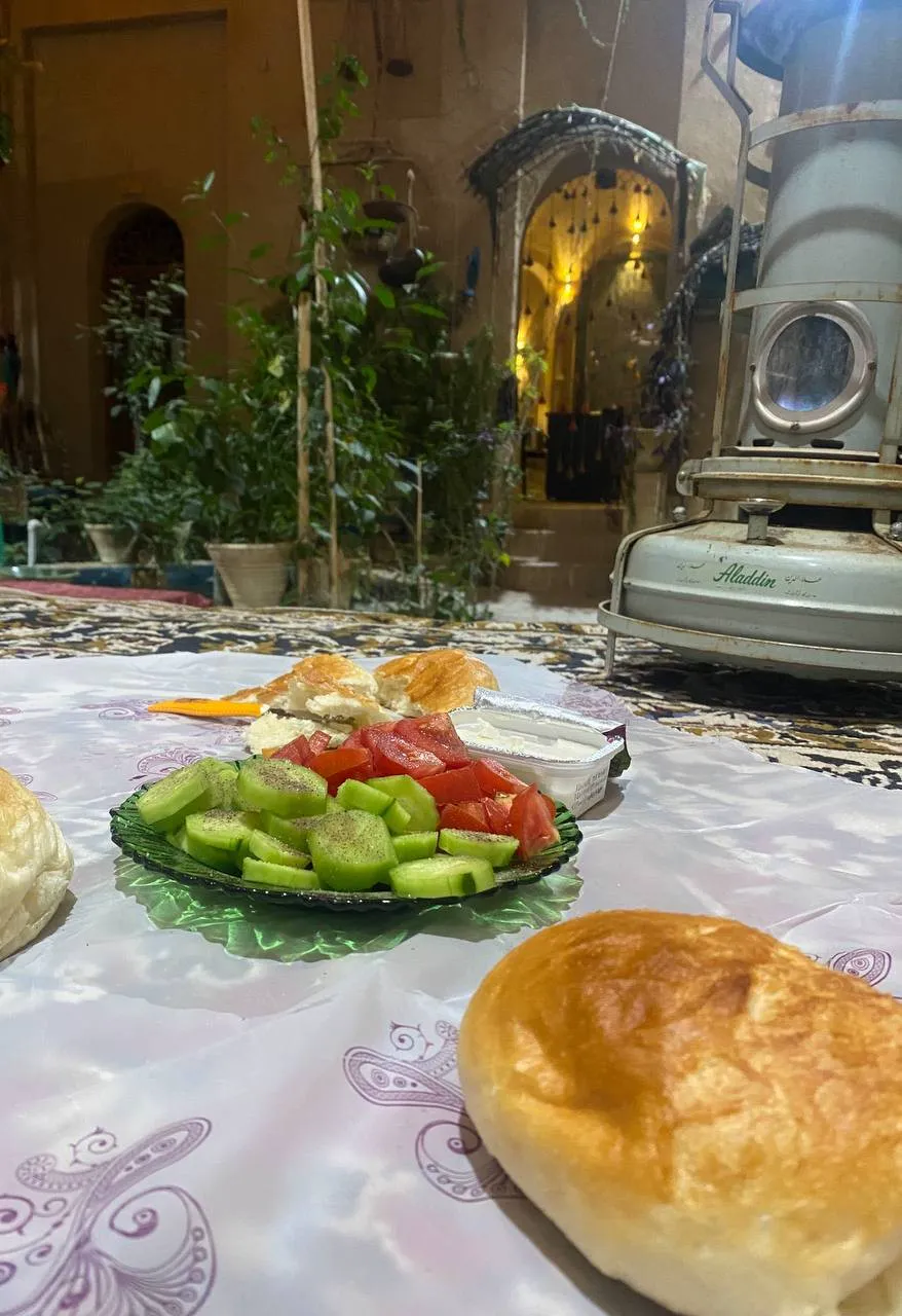 صبحانه با نان و سبزیجات در حیاط هتل هشت