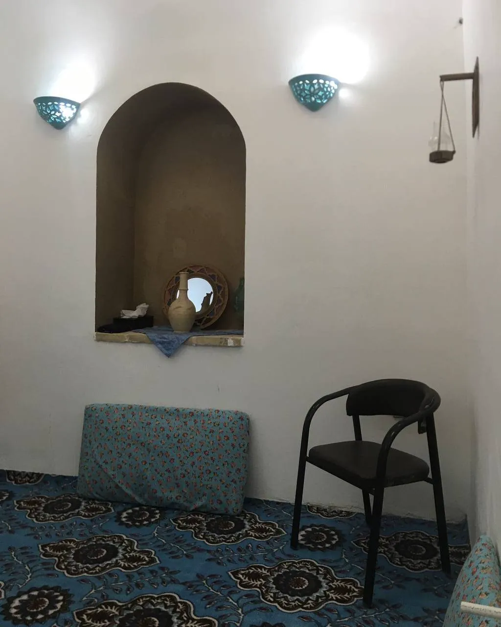 طاقچه دیواری و فضای سنتی هتل هشت