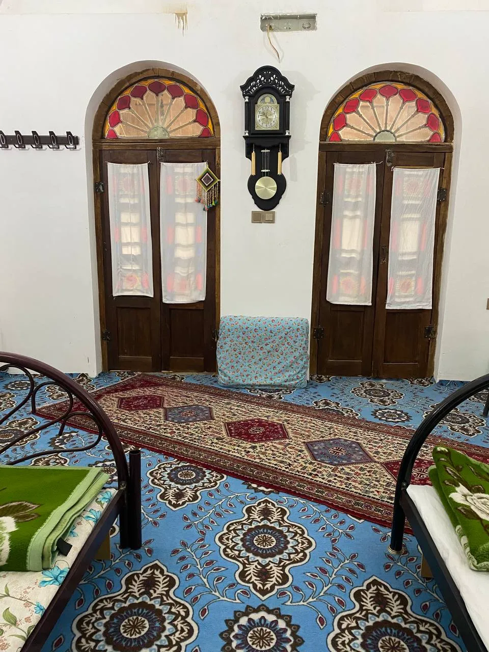 اتاق سنتی هتل هشت با درهای چوبی و فرش آبی