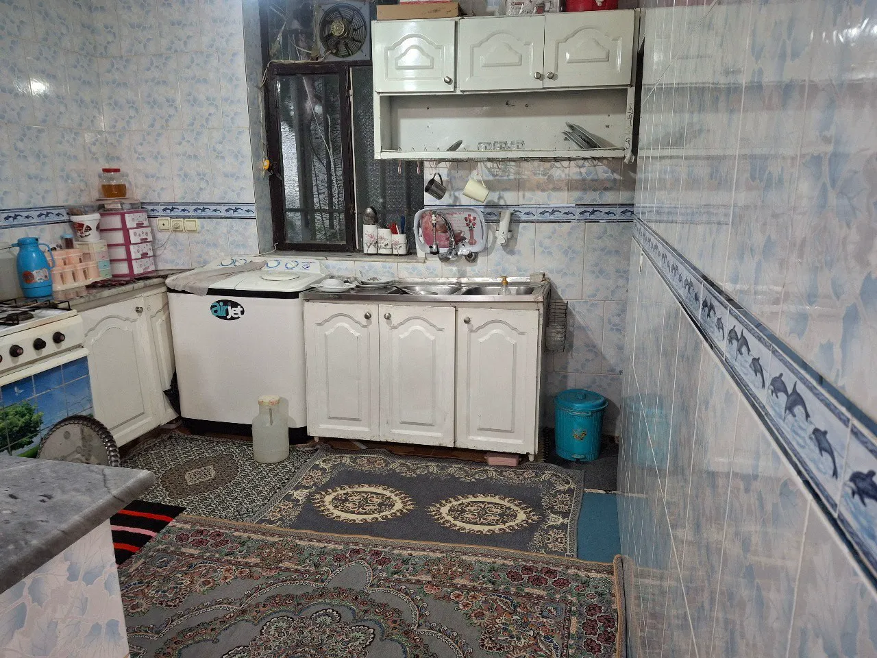 آشپزخانه عمو رضا با کابینت سفید و فرش