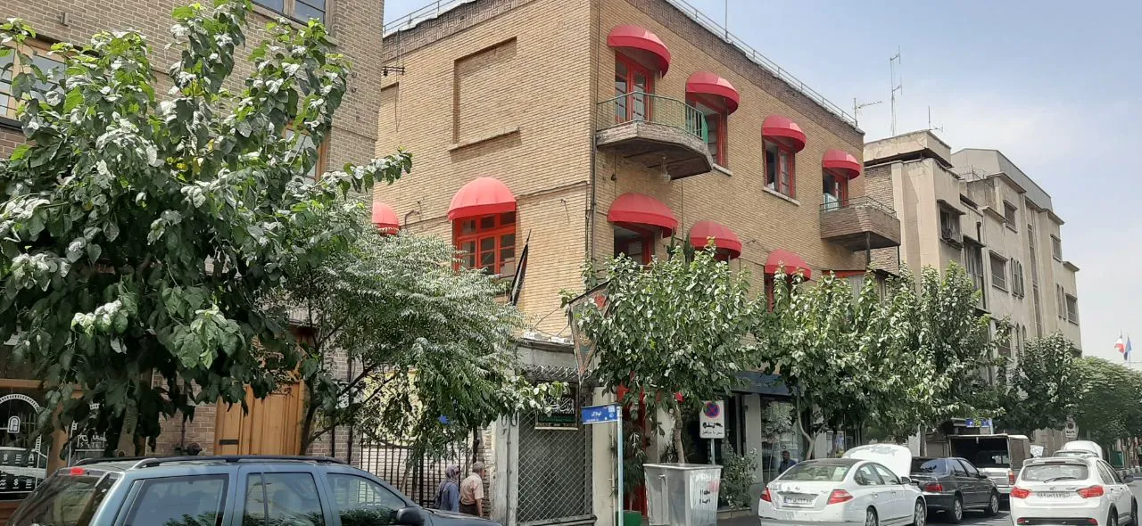 نمای خیابانی هتل لولاگر با پنجره‌های سایبان‌دار قرمز