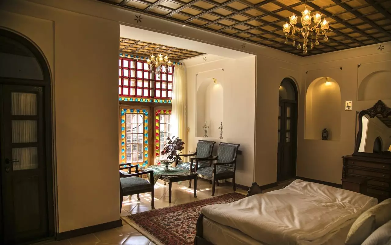 اتاق دیاکو با تخت، پنجره رنگی و لوستر