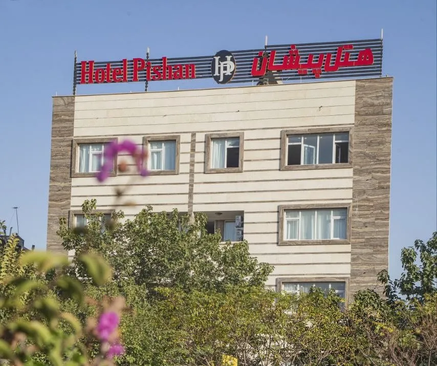 نمای بیرونی هتل پیشان با تابلوی ورودی