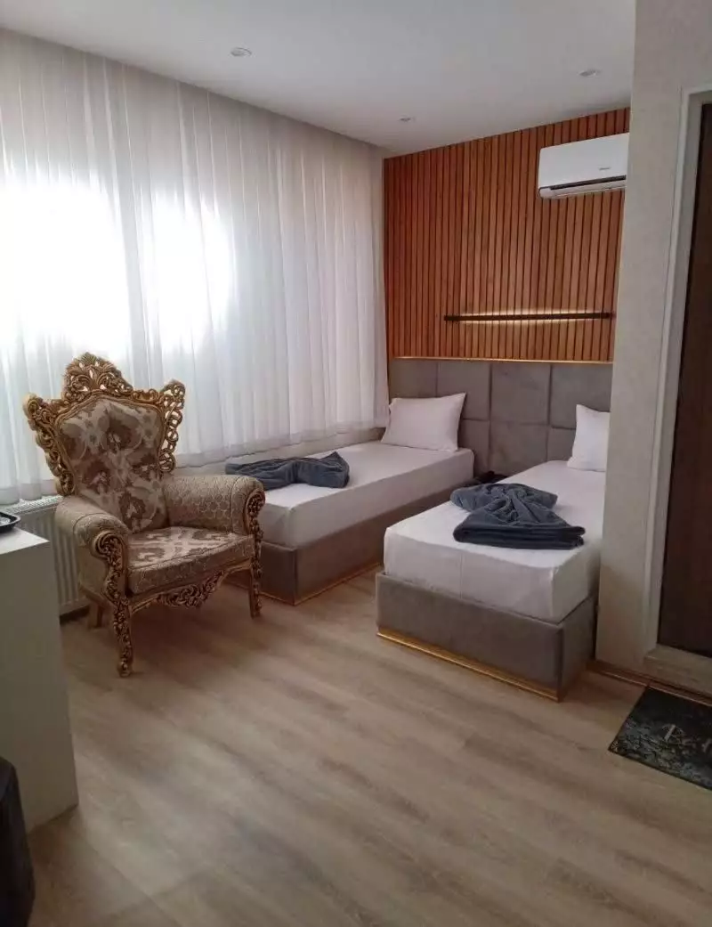 اتاق دوقلو هتل ستاره زرین با صندلی کلاسیک