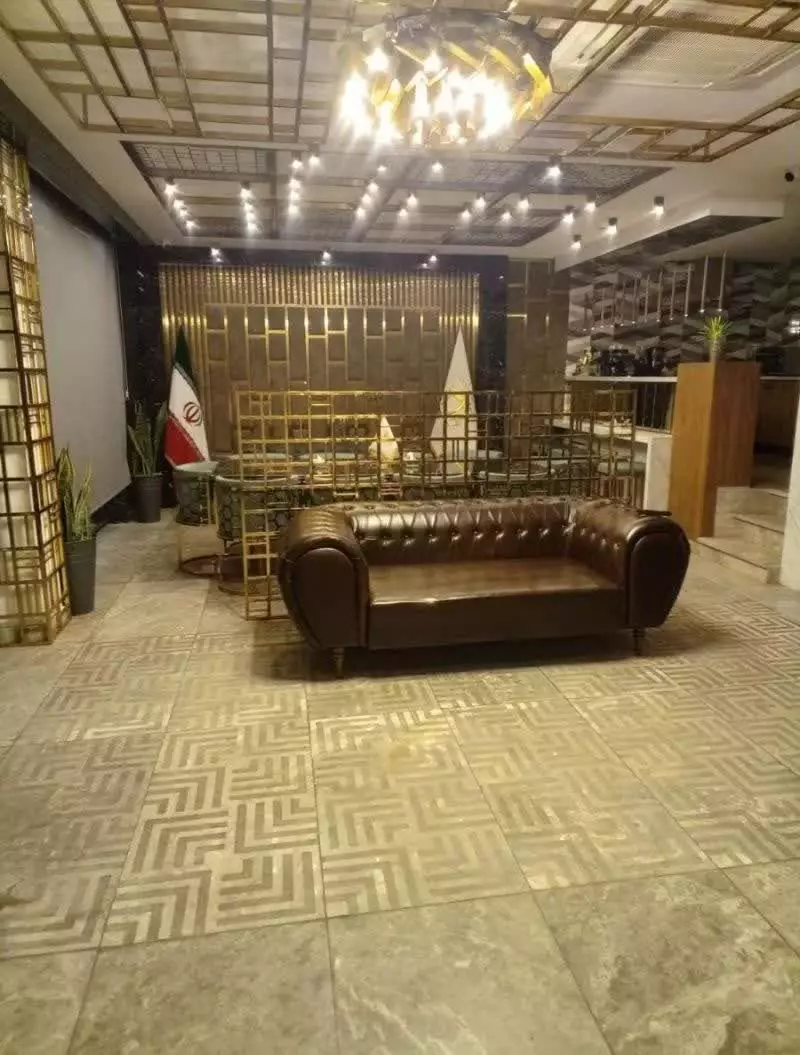 لابی هتل ستاره زرین با مبل چرمی و دکور طلایی