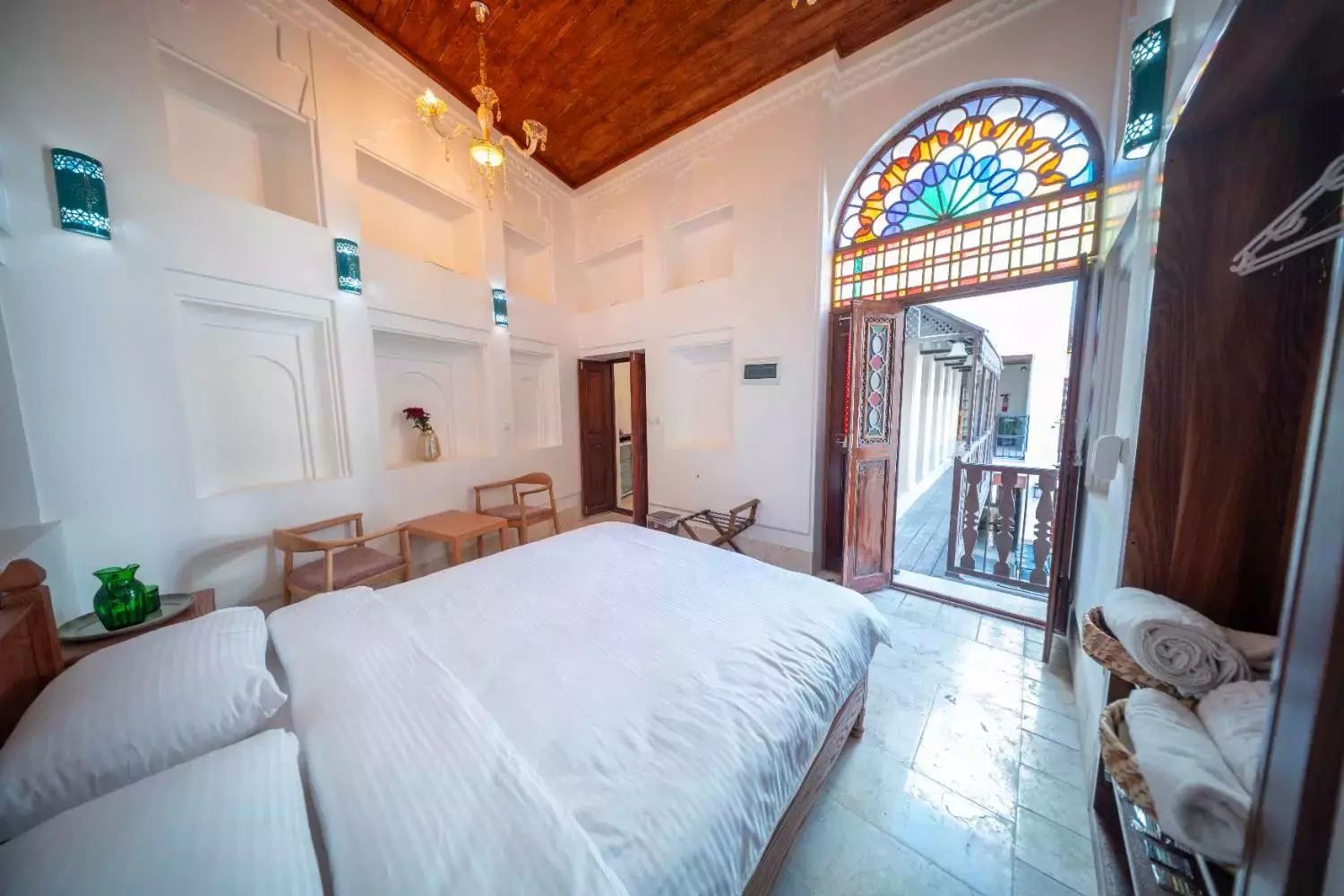 اتاق خواب دنسه ریحان با پنجره رنگی