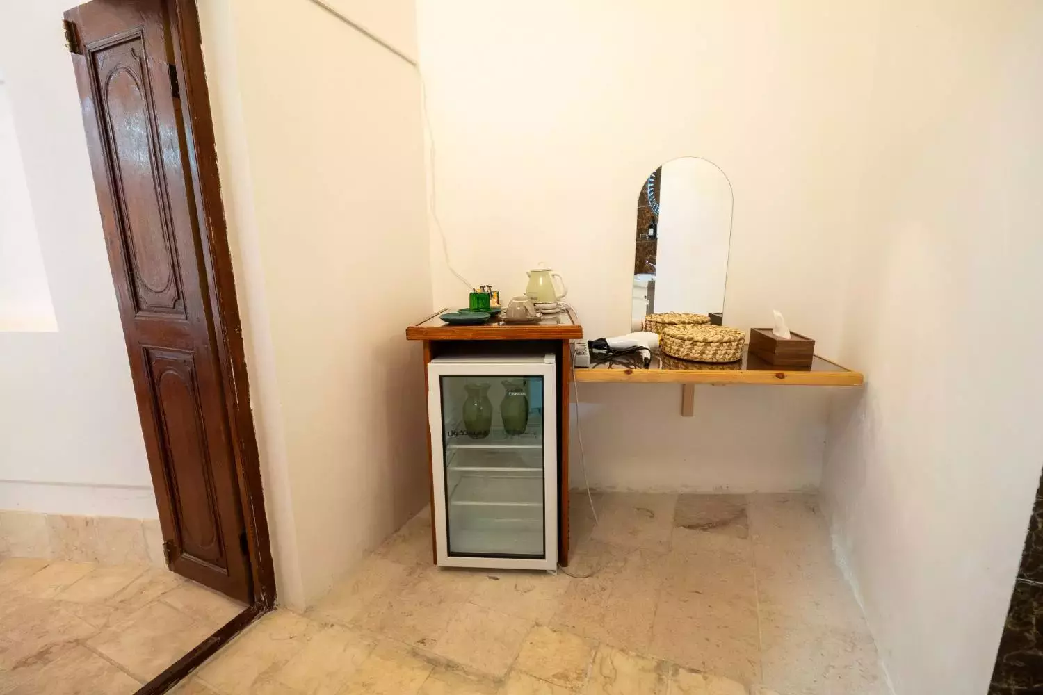 مینی‌بار و میز آینه در دنسه ریحان
