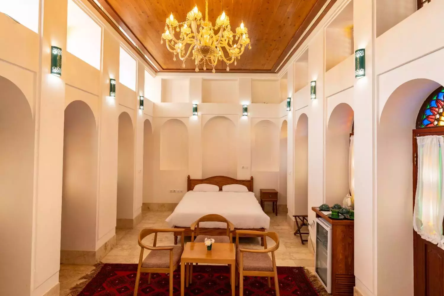 اتاق دنسه ریحان با تخت دونفره و لوستر