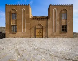 نمای بیرونی هتل طرقه با دروازه و معماری خشتی