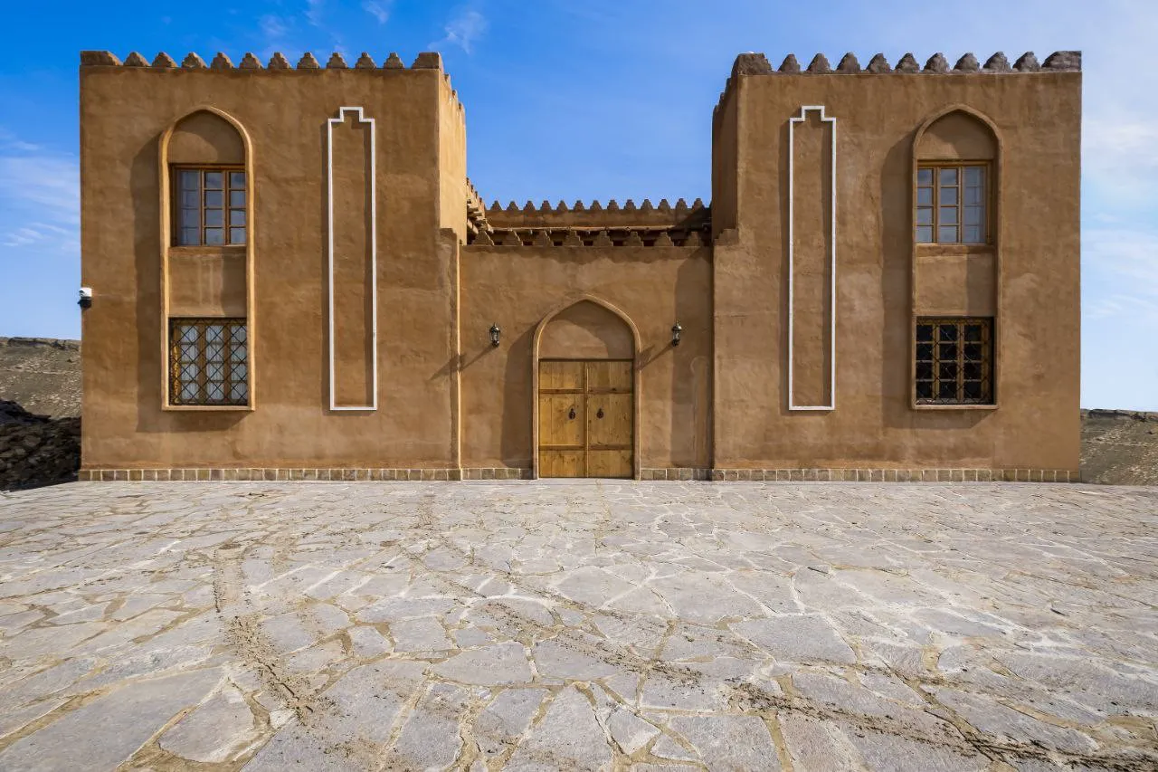 نمای بیرونی هتل طرقه با دروازه و معماری خشتی