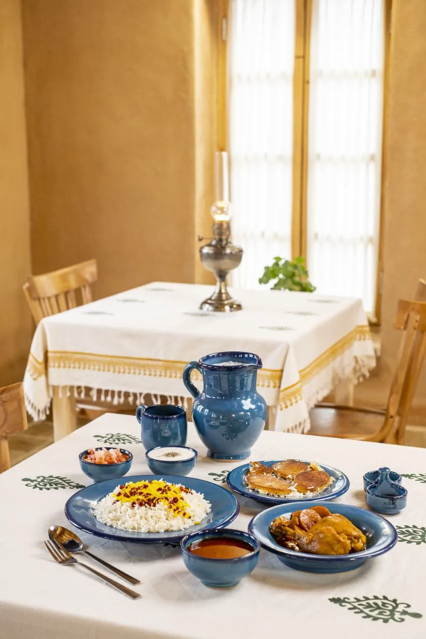 چیدمان غذای ایرانی روی میز در طرقه