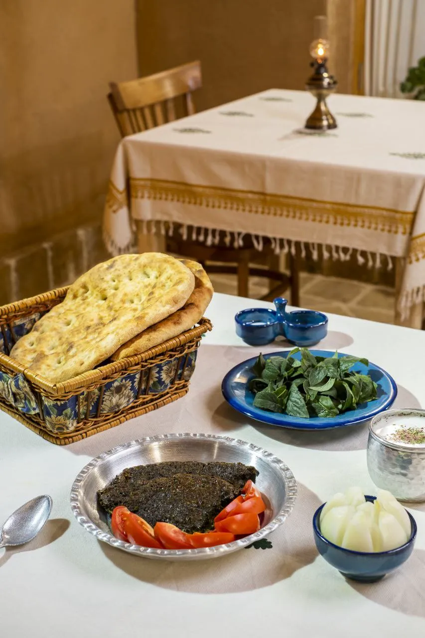 نان محلی و سبزی خوردن روی میز طرقه