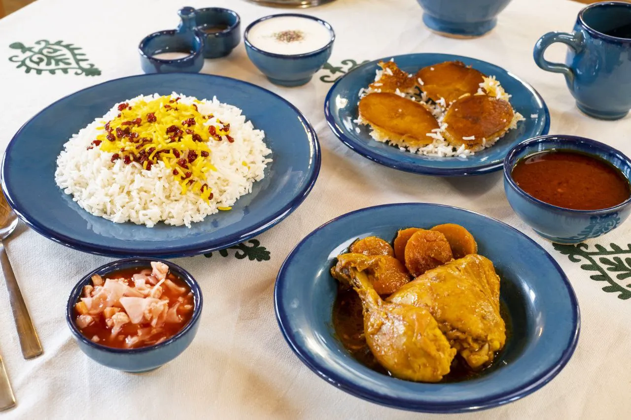 چلو و خوراک مرغ در ظروف سنتی طرقه