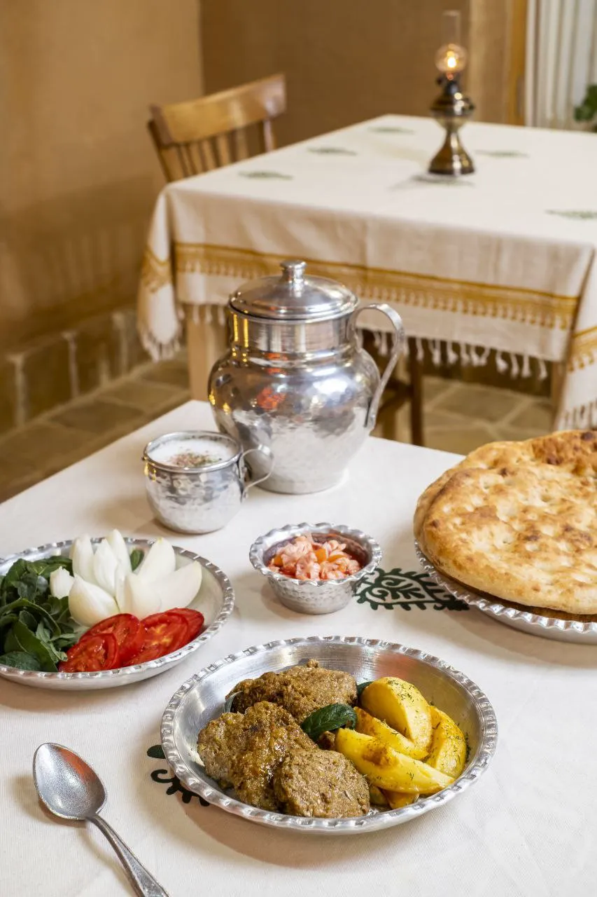 سینی غذای ایرانی و نان در اقامتگاه طرقه