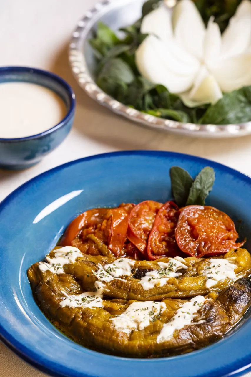 خوراک بادمجان و گوجه در اقامتگاه طرقه