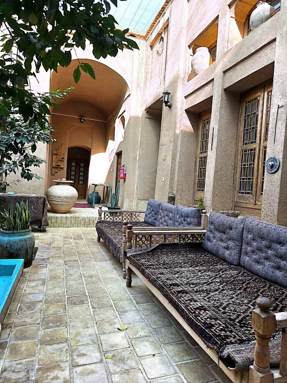 تختهای سنتی در حیاط هتل شهداد