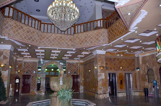 لابی هتل نوید با لوستر کریستالی و آب‌نما