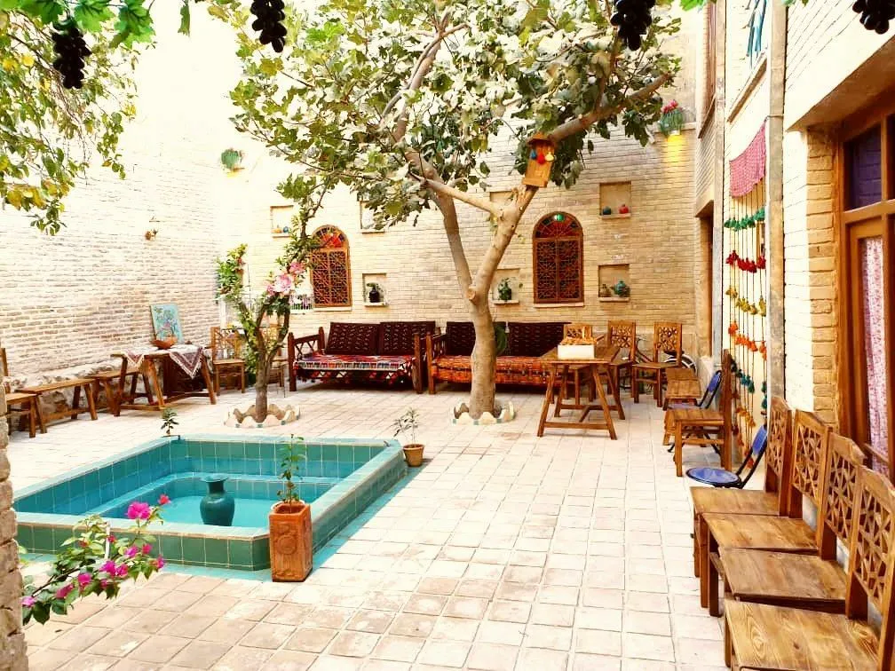 حیاط آجری ماه سلطان با حوض و درختان
