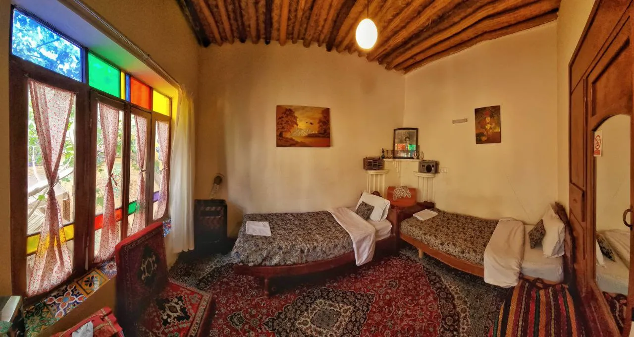 اتاق ماه سلطان با تختهای سنتی و پنجره رنگی