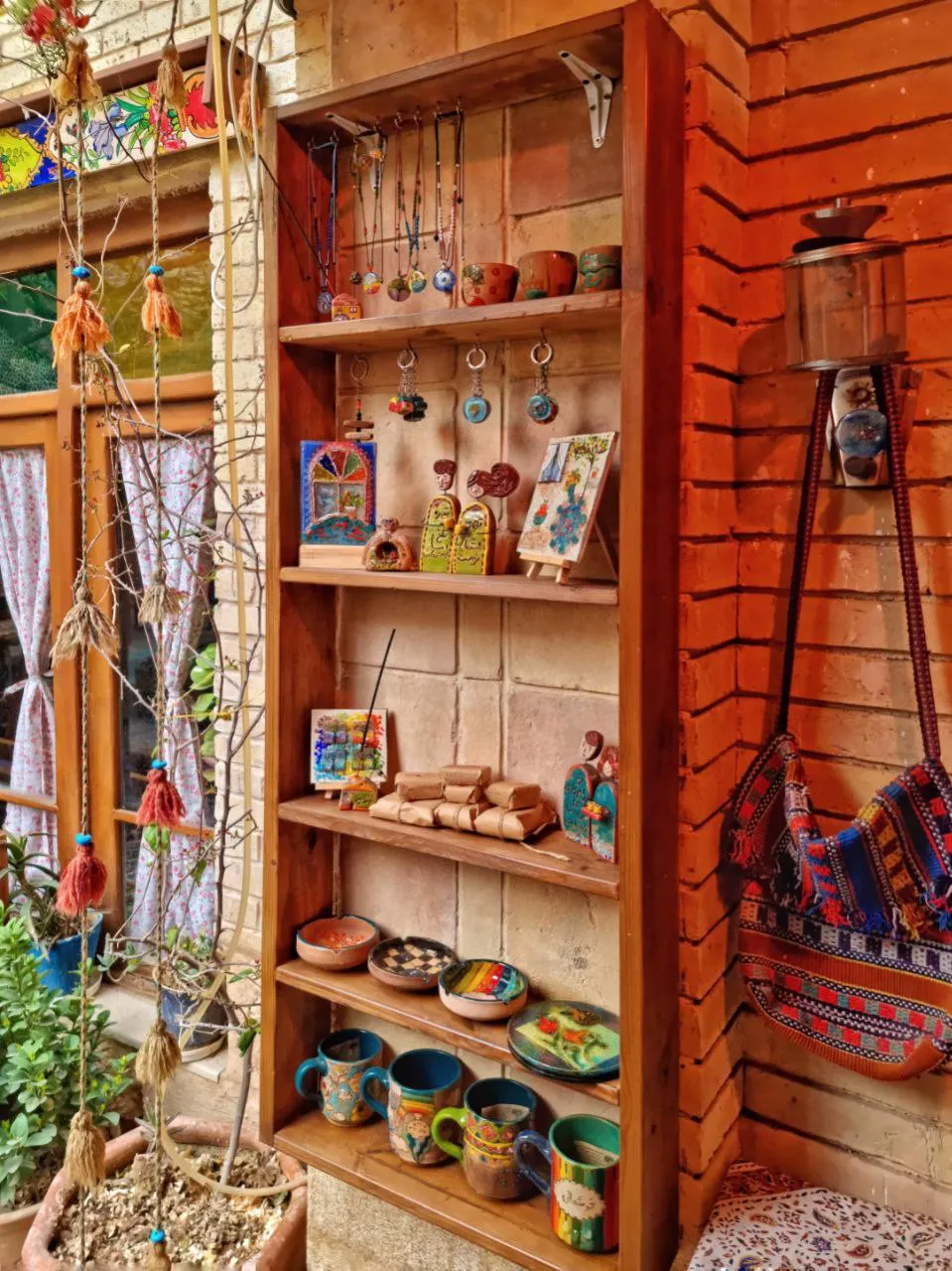 قفسه صنایعدستی رنگارنگ در ماه سلطان