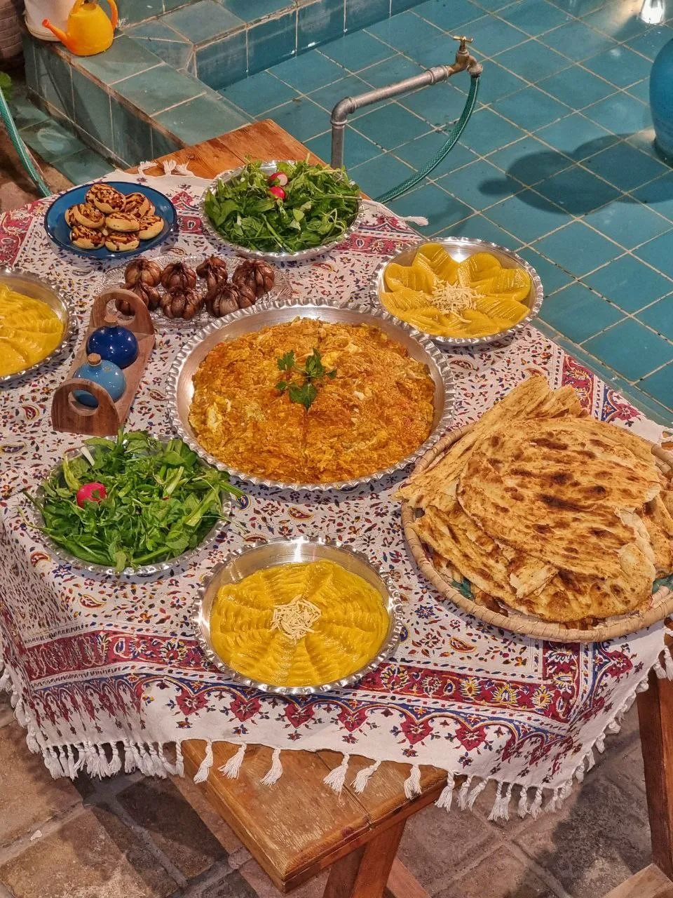 خوراک ایرانی و نان محلی در مهمانخانه ماه سلطان