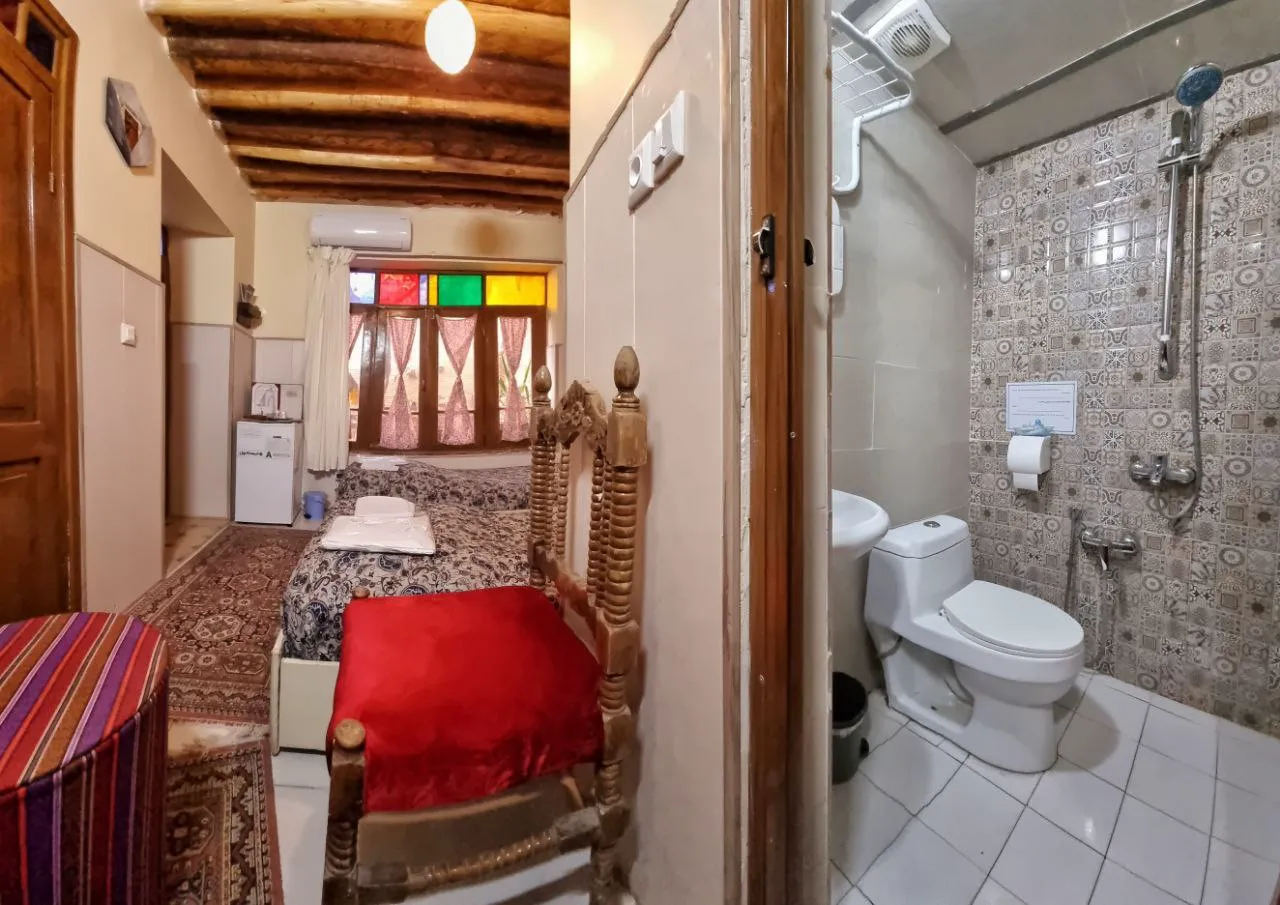 اتاق با تخت سنتی و سرویس بهداشتی ماه سلطان