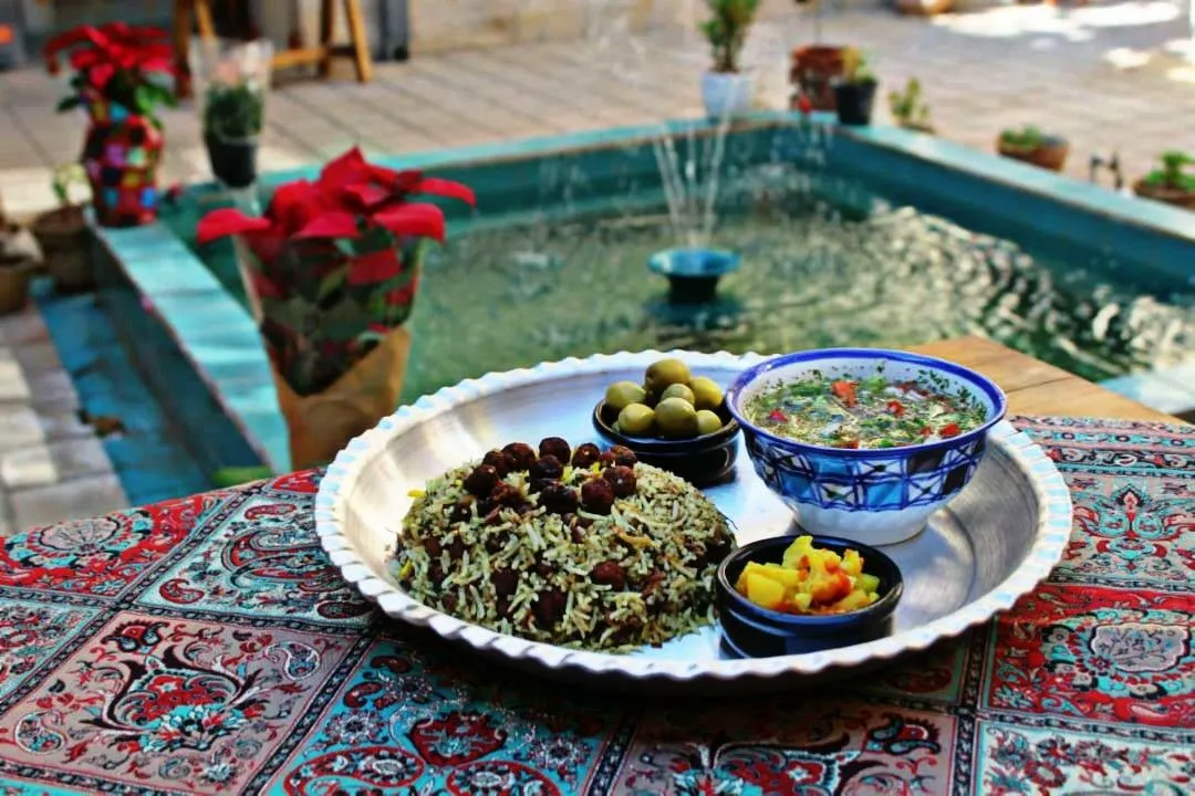 سینی غذای ایرانی کنار حوض ماه سلطان
