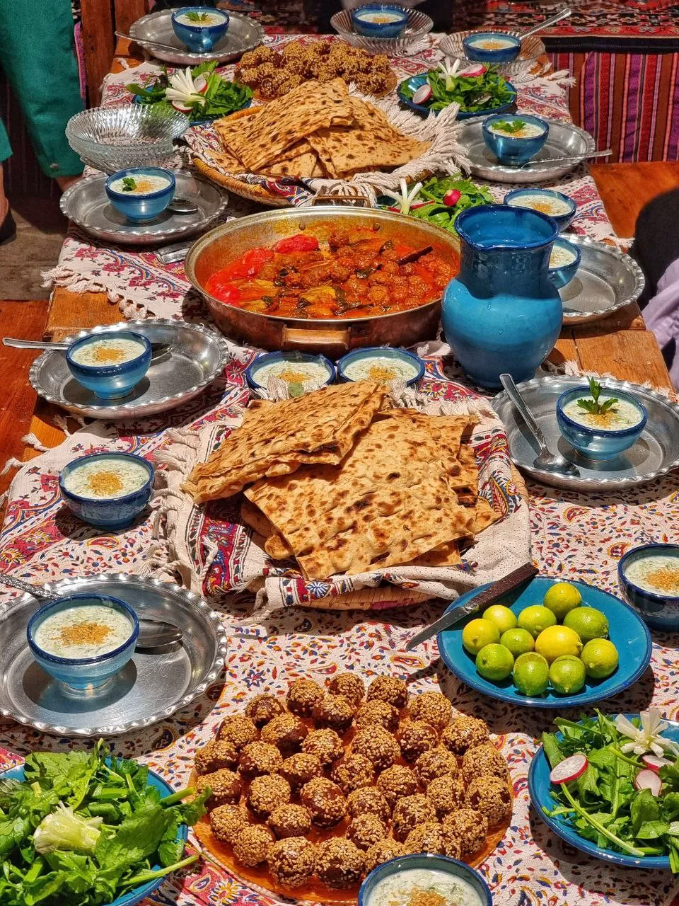 چیدمان خوراکهای ایرانی در مهمانخانه ماه سلطان