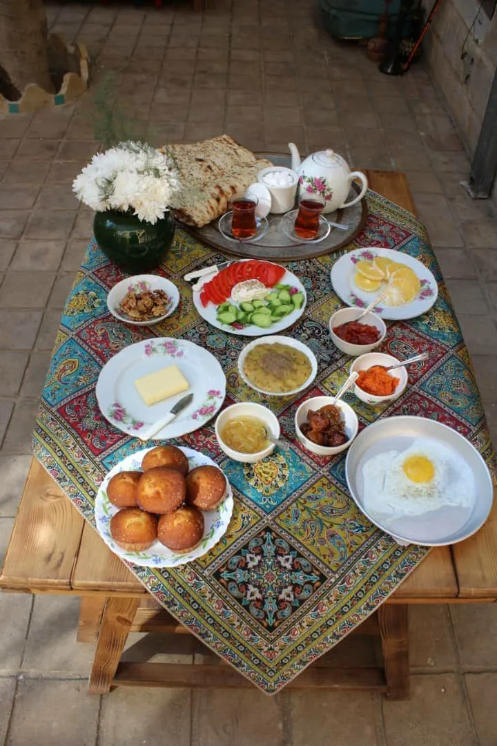 صبحانه ایرانی با چای و نان در ماه سلطان