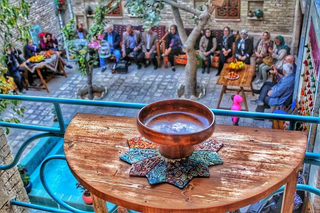 کاسه مسی روی میز چوبی در ماه سلطان