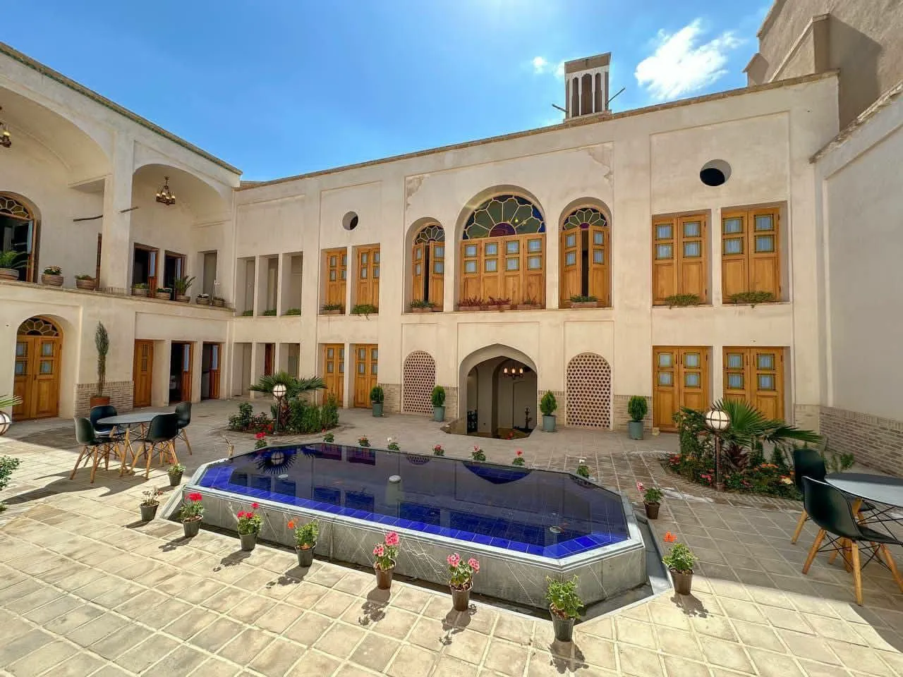 حیاط خانه صبا با حوض آب و نمای سنتی
