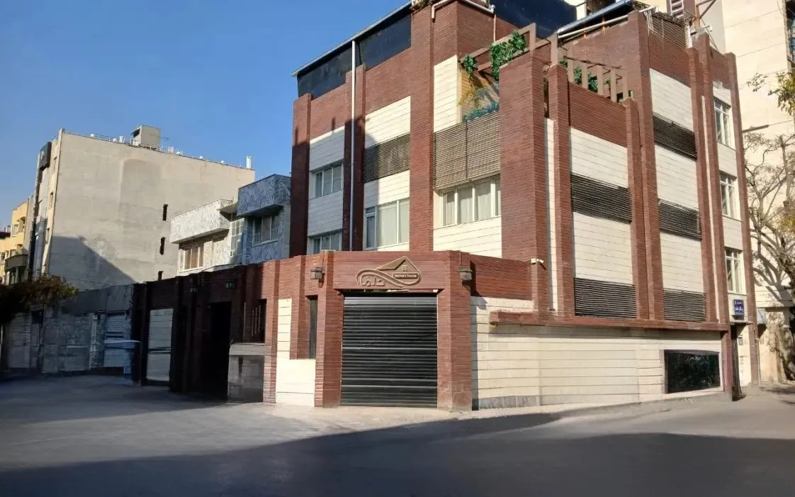نمای بیرونی آجری خانه حلما در خیابان