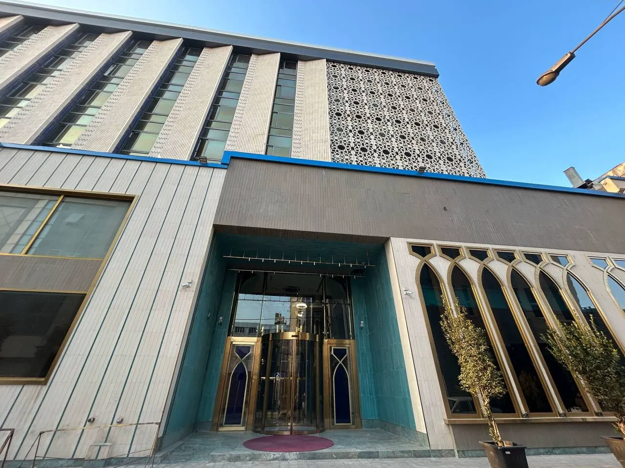 نمای ورودی مدرن هتل انتخاب