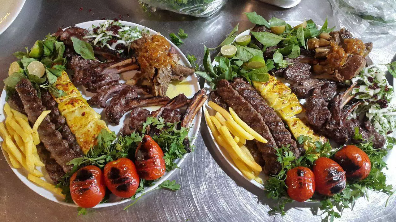 سینی کباب و جوجه با سبزیجات و سیب‌زمینی