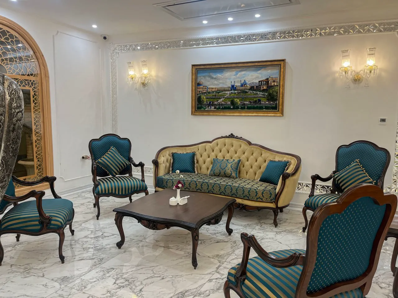 مبلمان آبی و طلایی سالن هتل حبیب خان