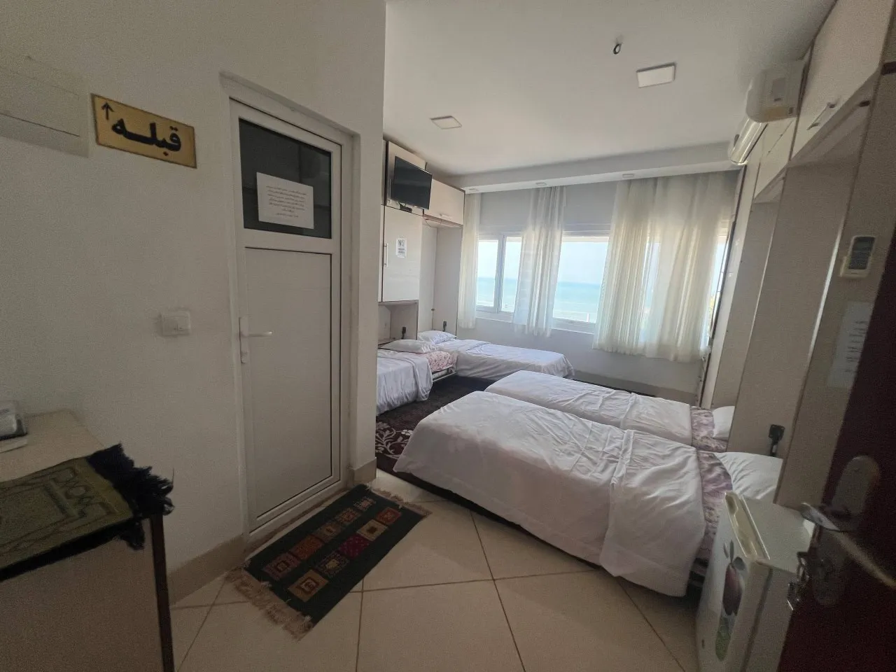 اتاق چندتخته هتل هرموز با پنجره رو به دریا