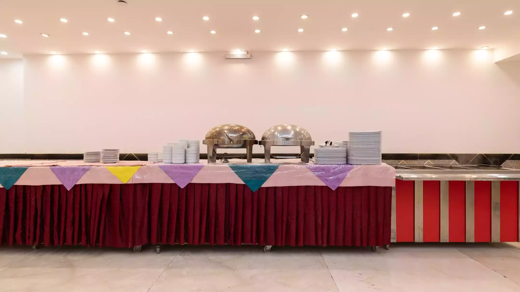 میز بوفه هتل دیبا با ظروف سرو غذا