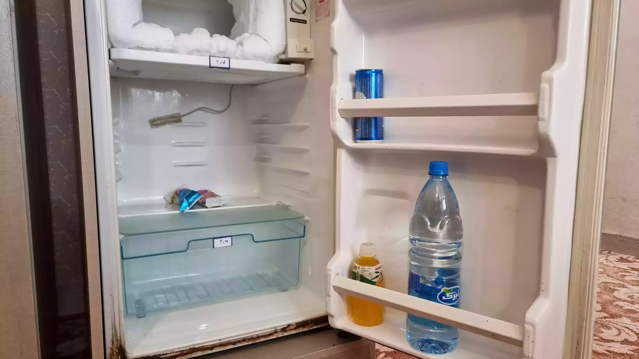 یخچال کوچک اتاق هتل دیبا با بطری آب